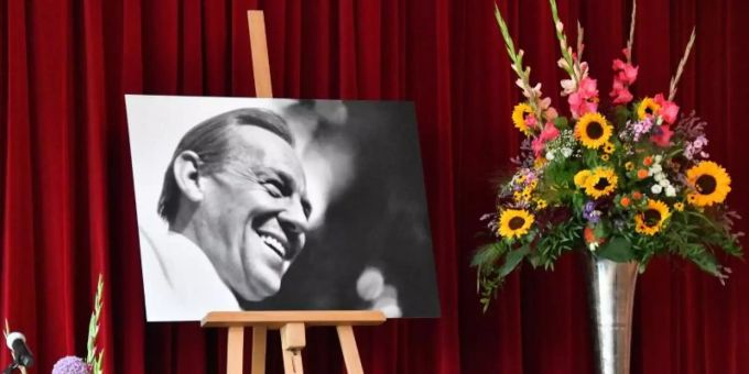 Ein Bild von Herbert Köfer und Blumen auf der Bühne. Foto: Bernd Settnik/dpa Ein Bild von Herbert Köfer und Blumen auf der Bühne. Foto: Bernd Settnik/dpa