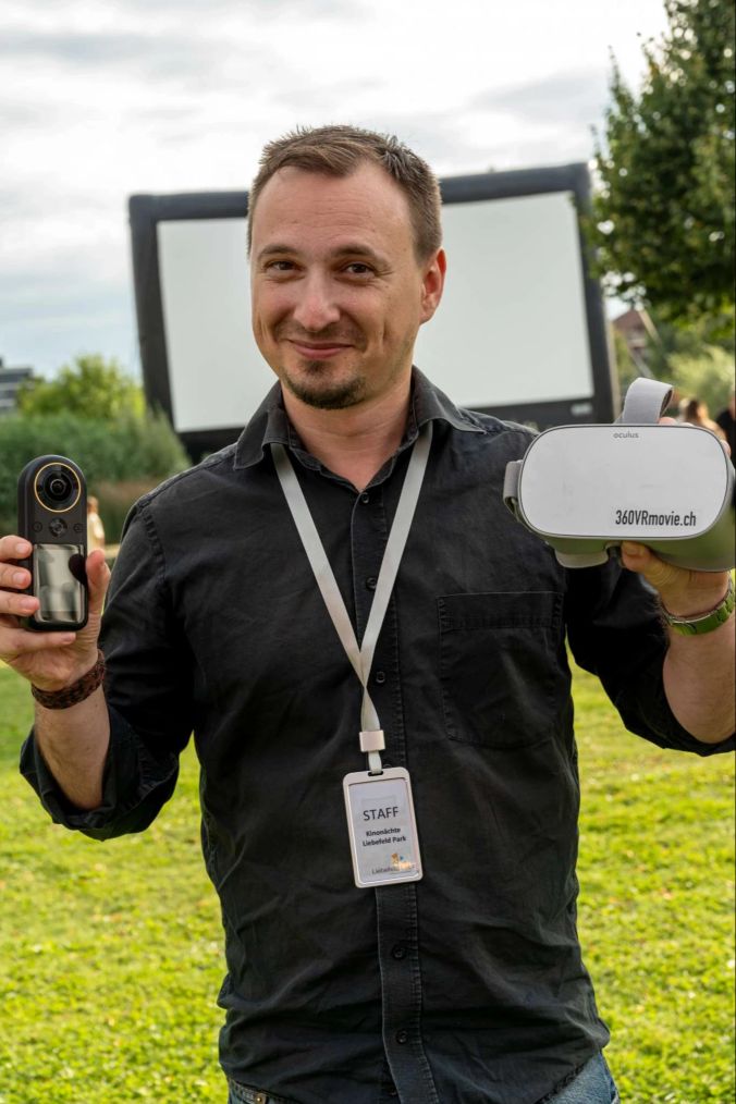Virtual Reality Fotograf Michael Litzko führt die Besucher der Kinonächte virtuell durchs Liebefeld