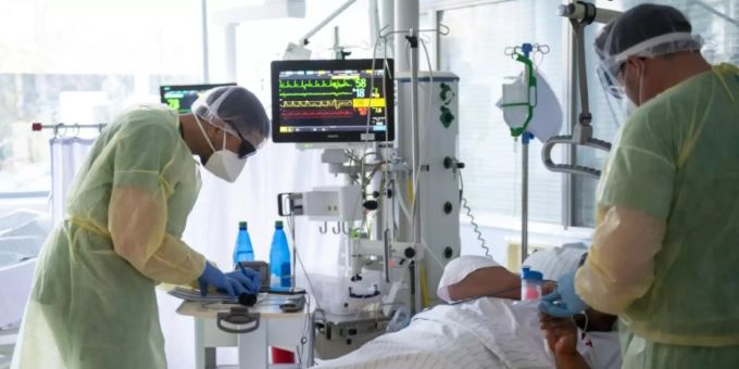 Corona-Patient auf Intensivstation in Freising. Bald könnte der internationale Gesundheitsnotstand der Vergangenheit angehören. (Symbolbild) gesundheitsnotstand