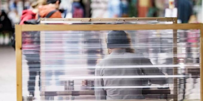 Gäste eines Restaurants warten zwischen Plexiglas-Trennscheiben auf ihre Bestellung. In Hamburg gilt ab dem Wochenende die sogenannte 2G Regelung. Foto: Axel Heimken/dpa Gäste eines Restaurants warten zwischen Plexiglas-Trennscheiben auf ihre Bestellung. In Hamburg gilt ab dem Wochenende die sogenannte 2G Regelung. Foto: Axel Heimken/dpa