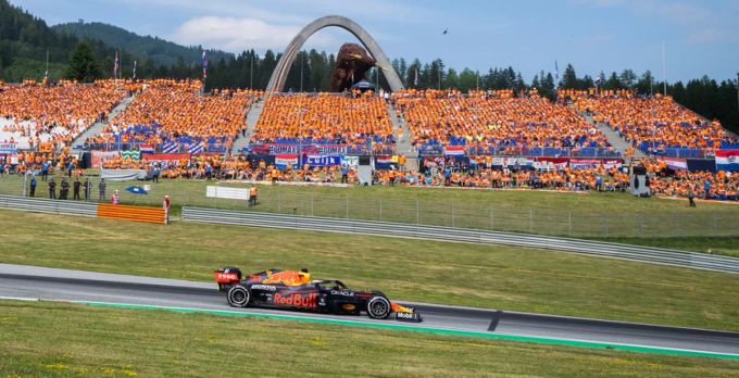 Max Verstappen fährt an den Fans vorbei. Formel 1