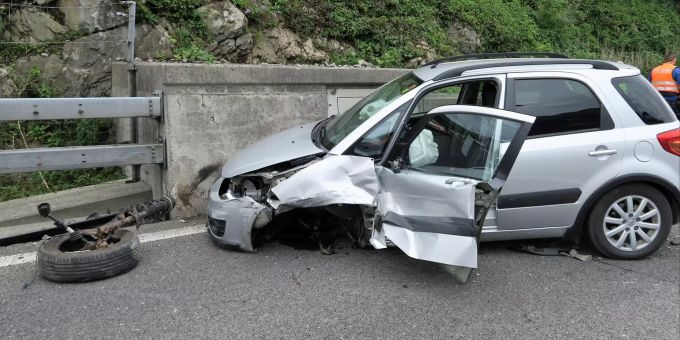 An der Strasseneinrichtung entstand Sachschaden und der Wagen wurde total beschädigt.