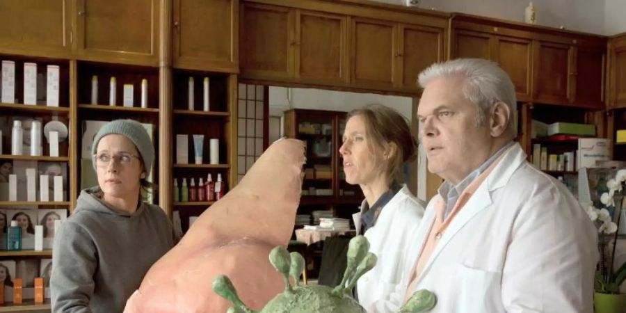 Schaufensterdekorateurin Tanja (Claudia Michelsen, l) in einer Szene der Komödie «Immer der Nase nach». Foto: Volker Roloff/ZDF/dpa
