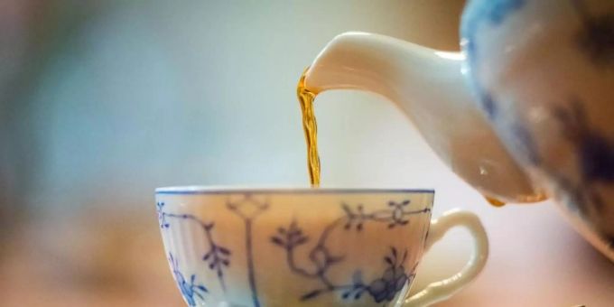 Mit einem Pro-Kopf-Verbrauch von 300 Litern pro Jahr haben die Ostfriesen den Weltrekord in Teetrinken beurkundet bekommen. Foto: Mohssen Assanimoghaddam/dpa Mit einem Pro-Kopf-Verbrauch von 300 Litern pro Jahr haben die Ostfriesen den Weltrekord in Teetrinken beurkundet bekommen. Foto: Mohssen Assanimoghaddam/dpa