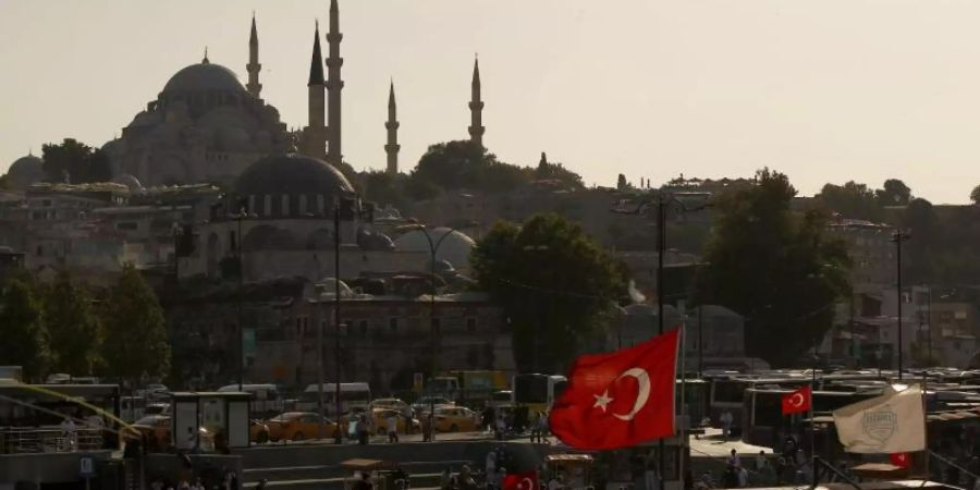 Menschen gehen in Istanbul spazieren. Wegen gestiegener Corona-Infektionen gilt die Türkei aus deutscher Sicht nun als Hochrisikogebiet. Foto: Emrah Gurel/AP/dpa