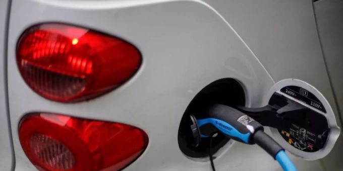 E-Auto in Berlin wird geladen E-Auto in Berlin wird geladen