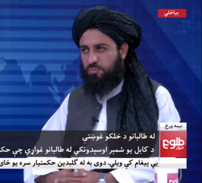 Mawlawi Abdulhaq Hemad, hochrangiger Medienverantwortlicher der Taliban, lässt sich in einer Live-Sendung am Dienstag von einer Frau interviewen. tt
