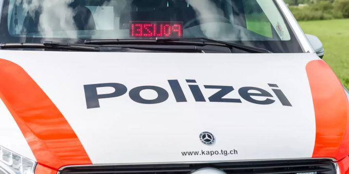 Ein Lastwagen beschädigte bei einem Bahnübergang in Eschenz TG mit der Mulde die Fahrleitung. KaPo