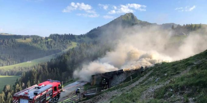 Die Feuerwehr bekämpft den Brand in der Alphütte Joux Verte Dessus. Die Feuerwehr bekämpft den Brand in der Alphütte Joux Verte Dessus.
