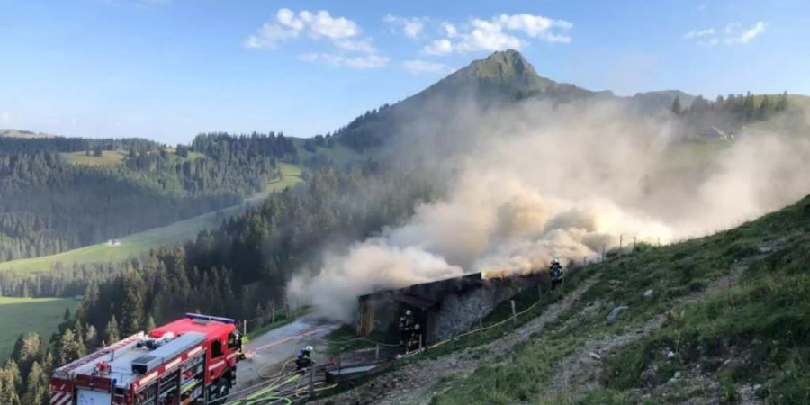 Die Feuerwehr bekämpft den Brand in der Alphütte Joux Verte Dessus.