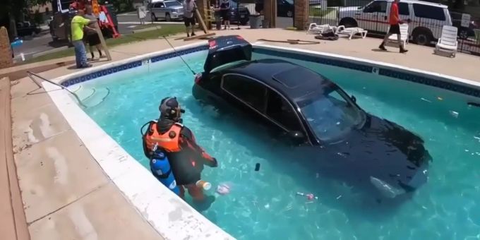 Ein Auto der Marke Infiniti landet in Lakewood, Colorado, in einem Pool. auto pool