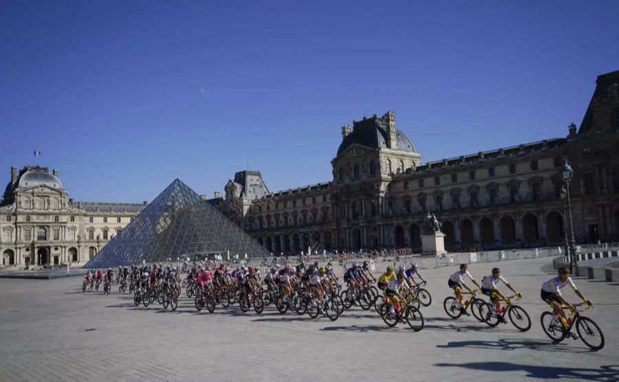 Die Fahrer fahren am Sonntag am Louvre vorbei der Zieleinfahrt entgegen.