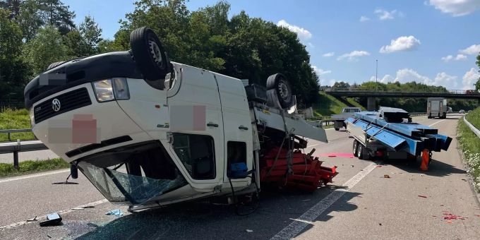 Beim Unfall wurde eine Person leicht verletzt. Unfall
