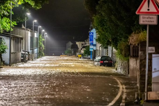 Überflutete Strassen in Altena nach schweren Regenfällen. Altena im Sauerland war nach Erdrutschen und Überschwemmungen zeitweise nicht mehr zu erreichen. Unwetter in Nordrhein-Westfalen