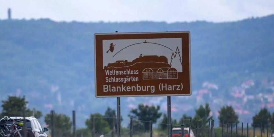 Die braunen Hinweistafeln an den Autobahnen sollen für touristische Ziele werben. Im Harz etwa verlocken fliegende Hexen zu einem Abstecher. Foto: Klaus-Dietmar Gabbert/dpa-Zentralbild/dpa