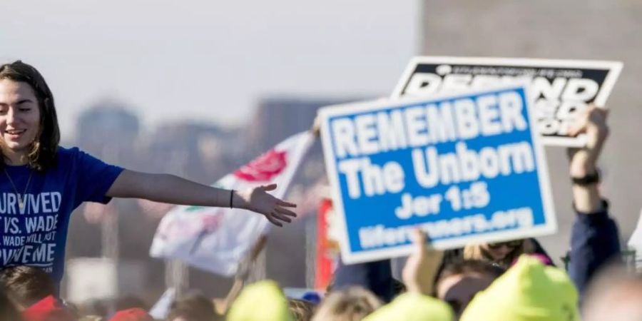 Abtreibungsgegner demonstrieren 2018 in Washington DC beim «March for Life». Ein Gericht in den USA hat ein fast vollständiges Abtreibungsverbot im Bundesstaat Arkansas blockiert. Foto: Andrew Harnik/AP/dpa