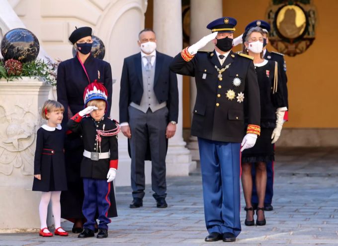 Albert mit den Kids und Fürstin Charlène im November 2020. charlene monaco