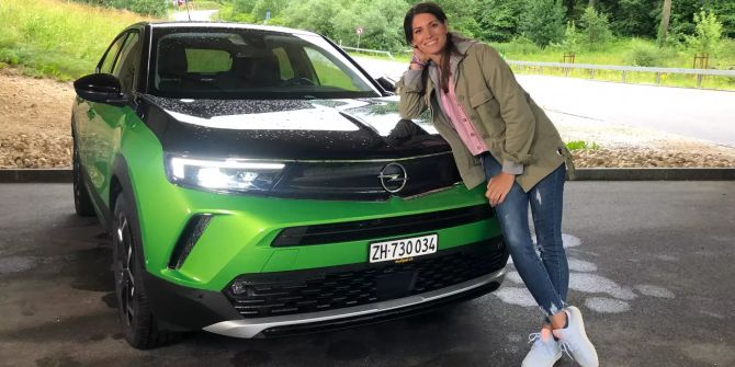 Cyndie und der Opel Mokka-e