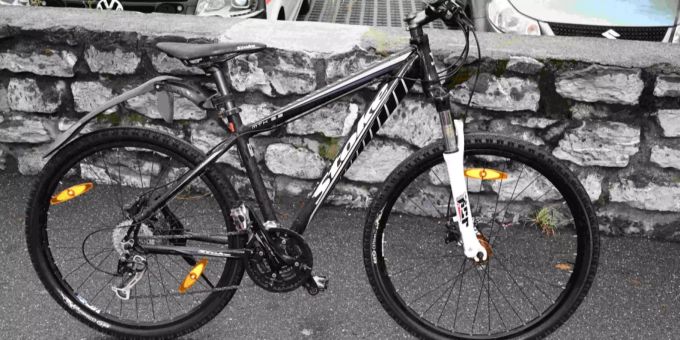 Ein 12-jähriger Junge ist mit seinem Velo auf der Sarganserstrasse gegen ein Auto geprallt.