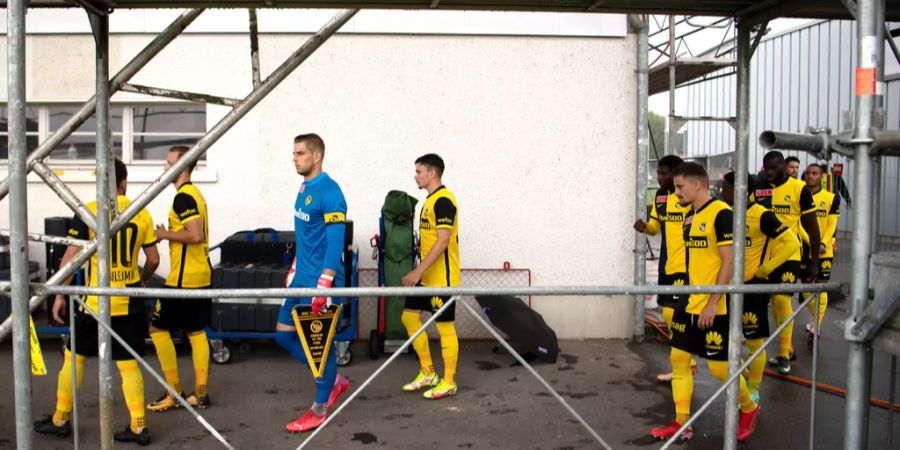 Die YB-Spieler bereiten sich im Stadion Brühl in Solothurn auf das Spiel vor.