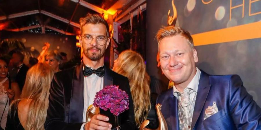 Show-König feiert mit Internet-Köng auf der Aftershowparty: Joko Winterscheidt und Jens «Knossi» Knossalla. Foto: Gerald Matzka/dpa