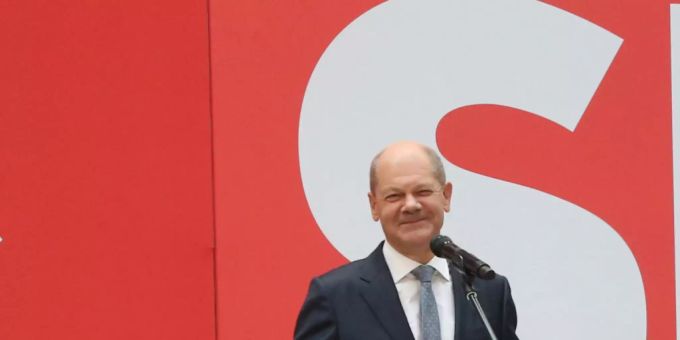 Am Tag nach der Bundestagswahl steht SPD-Kanzlerkandidat Olaf Scholz auf der Bühne im Willy Brandt Haus in Berlin. Foto: Wolfgang Kumm/dpa Am Tag nach der Bundestagswahl steht SPD-Kanzlerkandidat Olaf Scholz auf der Bühne im Willy Brandt Haus in Berlin. Foto: Wolfgang Kumm/dpa