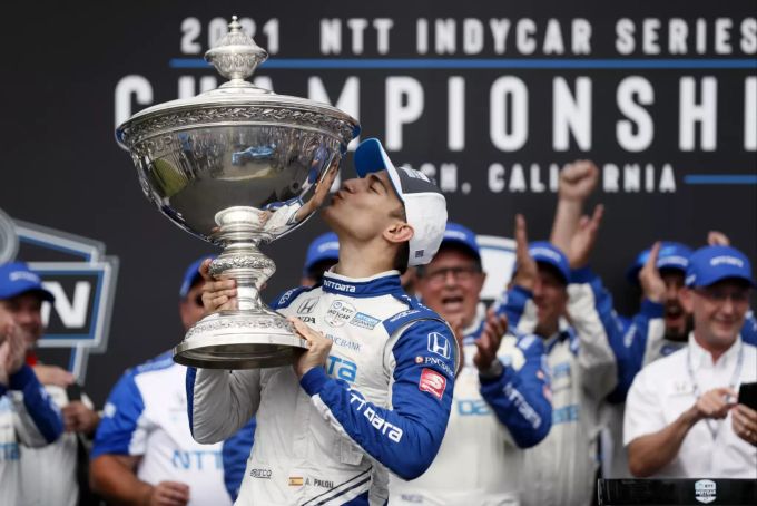 Alex Palou (Chip Ganassi Racing) feiert den Titelgewinn in der IndyCar-Meisterschaft. Alex Palou IndyCar