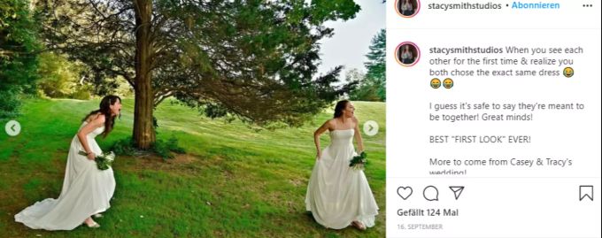 Dass sie dasselbe Kleid tragen, kommt für das Brautpaar als Schock. hochzeit
