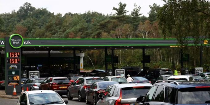 Warteschlange vor einer britischen Tankstelle Warteschlange vor einer britischen Tankstelle