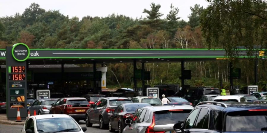 Warteschlange vor einer britischen Tankstelle