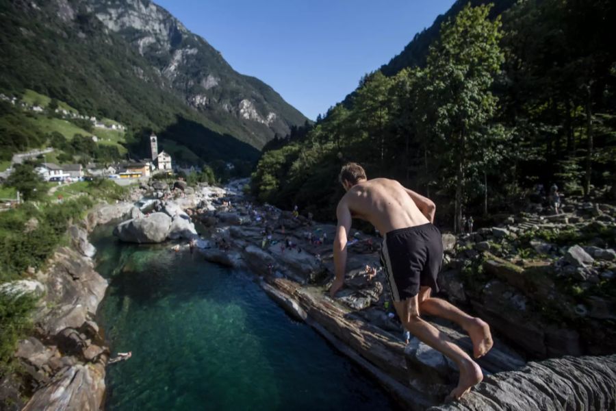 Das schöne Wetter lädt zum Sprung in die Verzasca ein. (Archivbild)