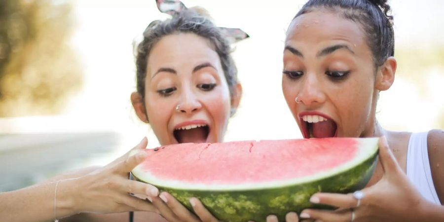 Frauen essen Wassermelone