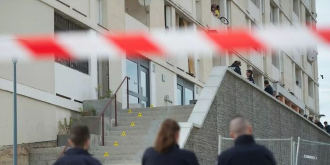 Polizisten am Tatort in der Banlieue von Marseille Polizisten am Tatort in der Banlieue von Marseille