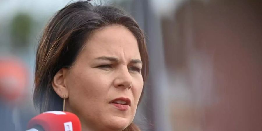 Annalena Baerbock spricht bei einem Wahlkampfauftritt zu Journalisten. Foto: Patrick Pleul/dpa-Zentralbild/ZB