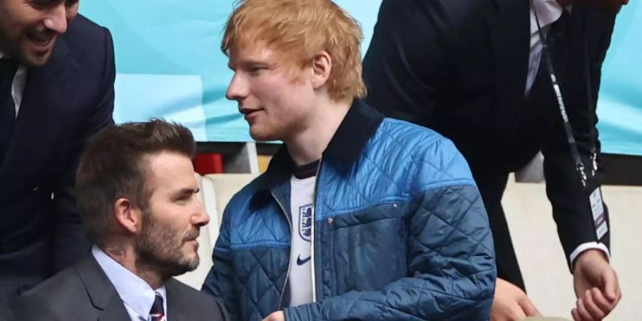 Wird beim englischen Drittligisten eine besonder Ehre zu Teil: Popstar und Fussballfan Ed Sheeran. Foto: Christian Charisius/dpa