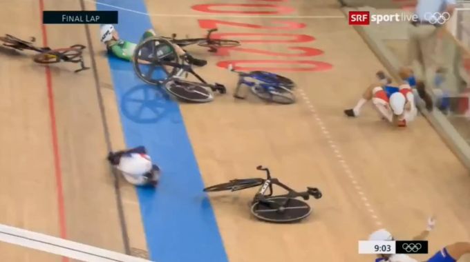 Beim Omnium-Race an Olympia 2021 rutschen die Fahrerinnen über die Bahn. Olympia 2021