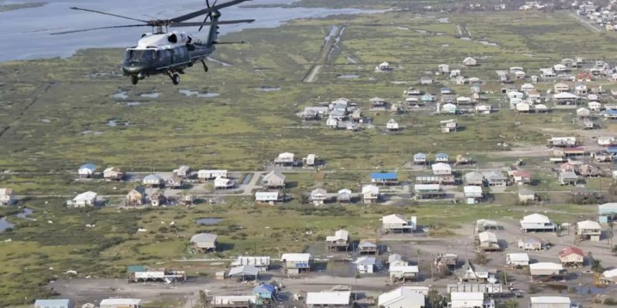 Marine One, der Hubschrauber mit dem US-Präsidenten an Bord, fliegt über die sturmgeschädigten Gemeinden nach dem Hurrikan «Ida». Foto: Jonathan Ernst/Reuters Pool via AP/dpa