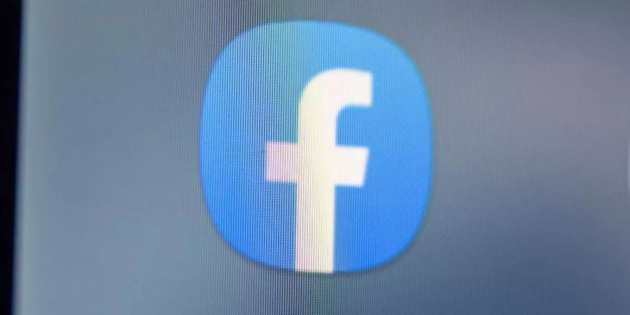 Auf dem Bildschirm eines Smartphones sieht man das Logo der Facebook-App. Foto: Fabian Sommer/dpa