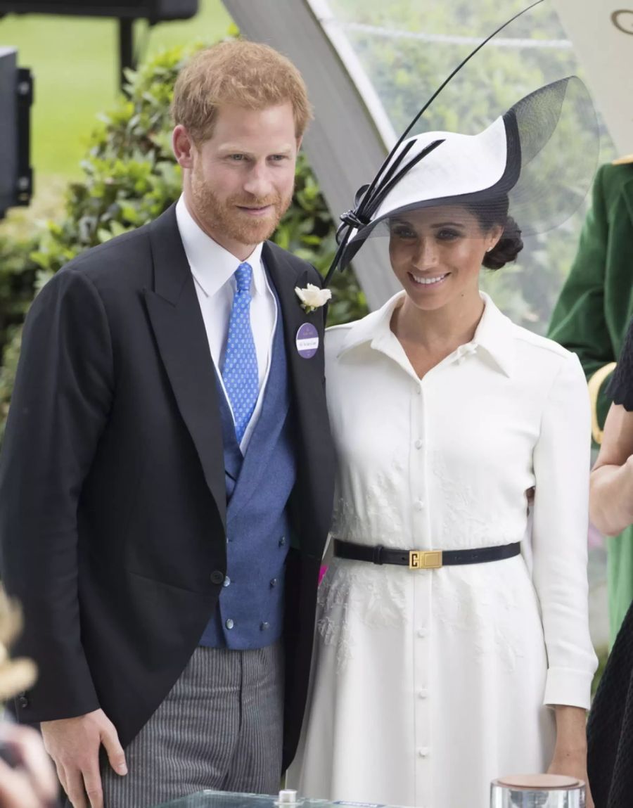 Meghan trug dieses Outfit beim Royal-Pferderennen 2018.