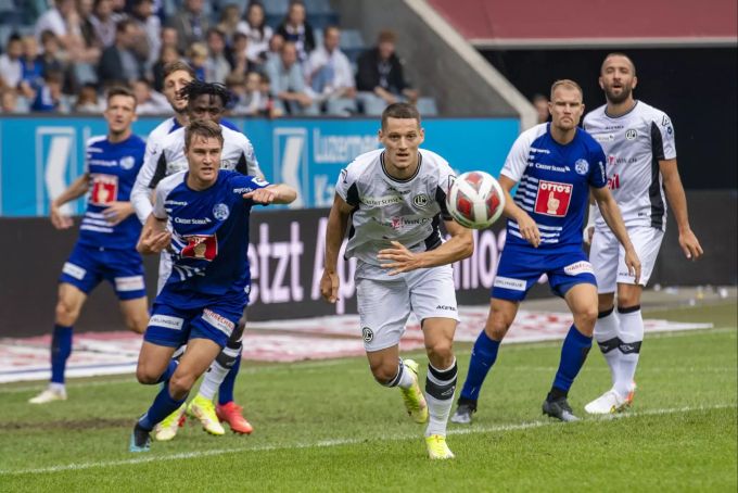 Luganos Zan Celar schaut konzentriert auf den Ball. FC Lugano FC Luzern