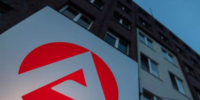 Eine Allianz von Unternehmen und Gewerkschaften will sich der Umschulung von Beschäftigten widmen. Eine zentrale Aufgabe könnte dabei der Bundesagentur für Arbeiter zukommen. Foto: Julian Stratenschulte/dpa Eine Allianz von Unternehmen und Gewerkschaften will sich der Umschulung von Beschäftigten widmen. Eine zentrale Aufgabe könnte dabei der Bundesagentur für Arbeiter zukommen. Foto: Julian Stratenschulte/dpa