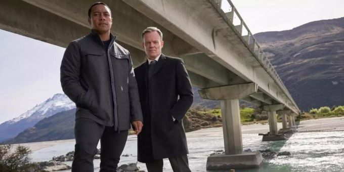 Ankunft Detective Ariki Davis (Dominic Ona-Ariki, l) mit seinem neuen Vorgesetzten Stephen Tremaine (Joel Tobeck) zum Todesfall an der berüchtigten Selbstmörder-Brücke One Lane Bridge in Queenstown (undatierte Filmszene). Foto: Great Southern TV/All3Media International/ZDF/Arte/dpa Ankunft Detective Ariki Davis (Dominic Ona-Ariki, l) mit seinem neuen Vorgesetzten Stephen Tremaine (Joel Tobeck) zum Todesfall an der berüchtigten Selbstmörder-Brücke One Lane Bridge in Queenstown (undatierte Filmszene). Foto: Great Southern TV/All3Media International/ZDF/Arte/dpa