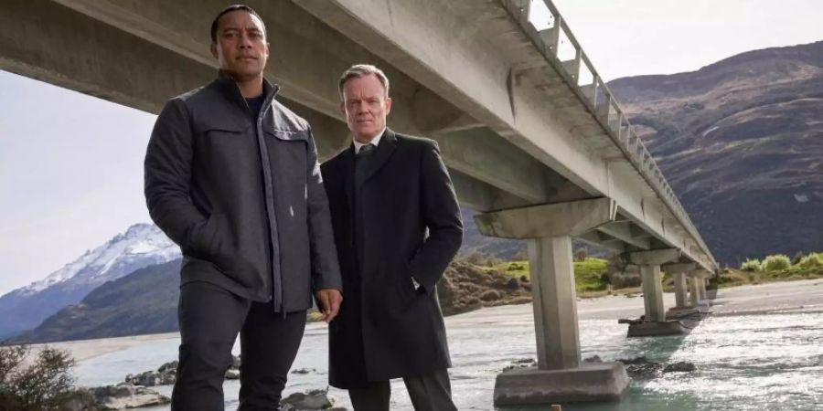 Ankunft Detective Ariki Davis (Dominic Ona-Ariki, l) mit seinem neuen Vorgesetzten Stephen Tremaine (Joel Tobeck) zum Todesfall an der berüchtigten Selbstmörder-Brücke One Lane Bridge in Queenstown (undatierte Filmszene). Foto: Great Southern TV/All3Media International/ZDF/Arte/dpa