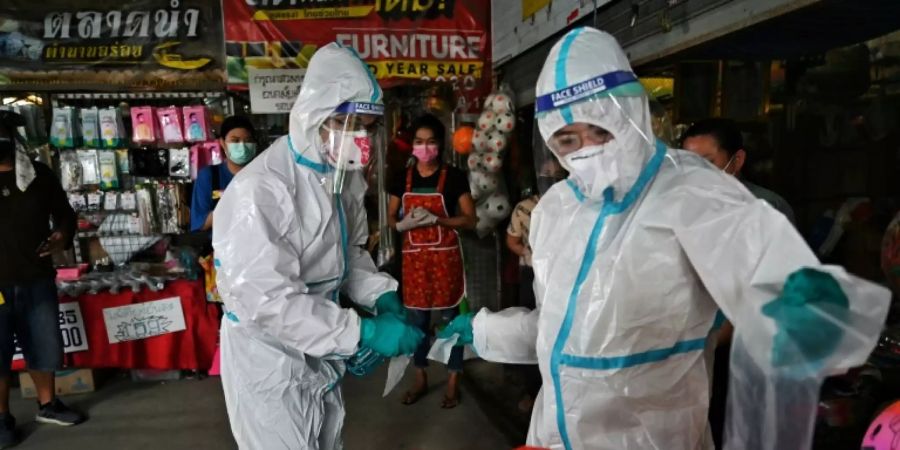 Forscher nehmen Proben auf einem Markt in Bangkok