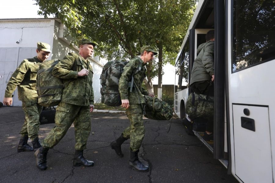 Russische Rekruten nehmen einen Bus in der Nähe eines militärischen Rekrutierungszentrums in Krasnodar, Russland, Sonntag, 25. September 2022.