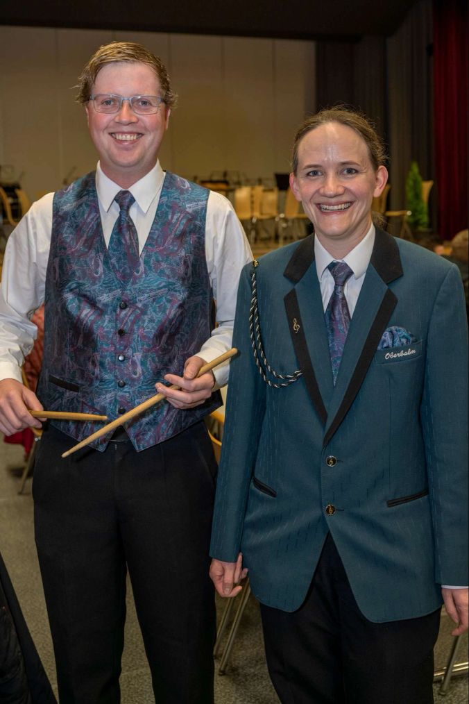 Die Präsidentin der Musikgesellschaft Oberbalm Ursula Beyeler und Schlagzeuger Adrian Hinni.