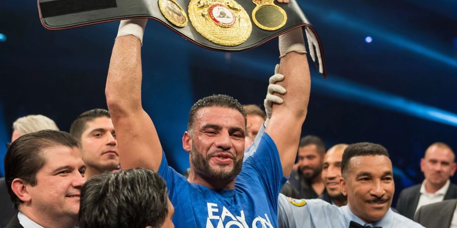 Boxer Mahmoud Charr im Jahr 2017 (damals noch Manuel Charr) mit dem Weltmeistergürtel.