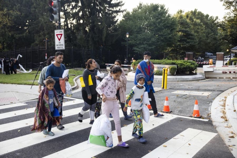 Migranten in Washington DC. Der Gouverneur von Texas liess sie in Bussen vor der Residenz von Kamala Harris absetzen.