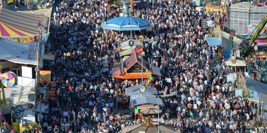 Dicht gedrängt schlendern Besucher im Jahr 2016 über das Oktoberfest-Gelände.