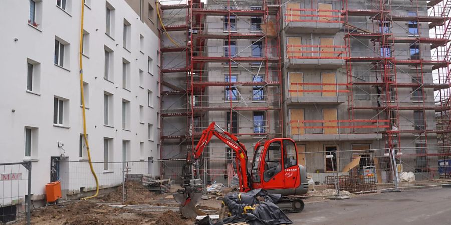 Beim Neubau von Wohnungen halten sich in Deutschland die Investoren derzeit wegen der unsicheren Wirtschaftsentwicklung zurück. (Archivbild)